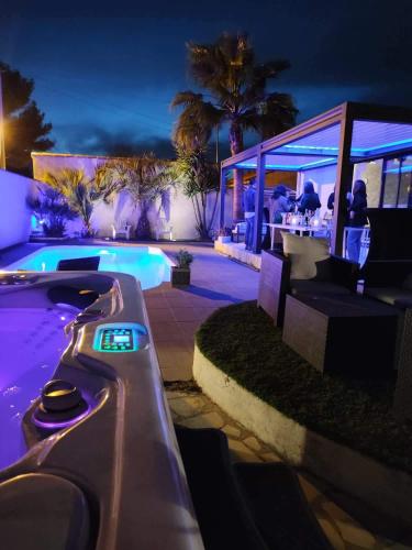 Piscine chauffée, jacuzzi, pétanque