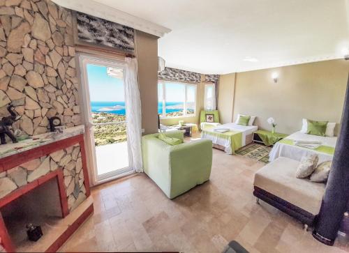 uma sala de estar com lareira e um quarto com vista em Apart Villa Asoa em Kalkan