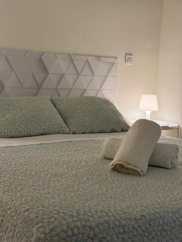 1 dormitorio con 1 cama grande y 1 lámpara en HABITACION CENTRAL CON WIFI, en Bilbao