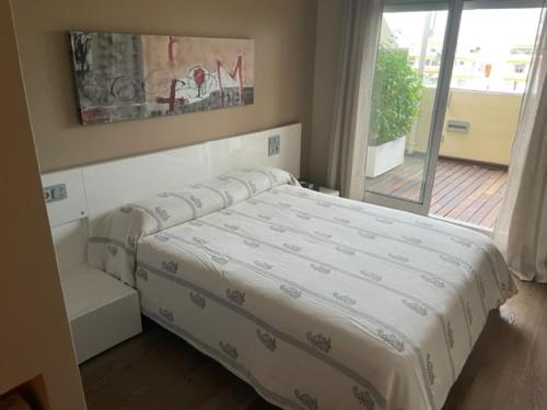 1 dormitorio con 1 cama y balcón en PISO DE LUJO EN TORRENOSTRA, en Torreblanca