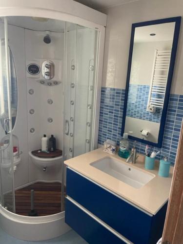 a bathroom with a sink and a shower at PISO DE LUJO EN TORRENOSTRA in Torreblanca