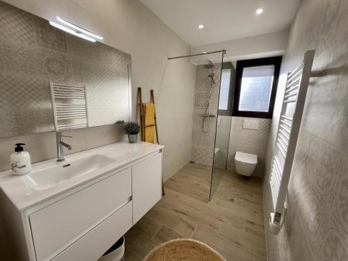 y baño blanco con lavabo y ducha. en IBR - Rhodes 23 en Rosas