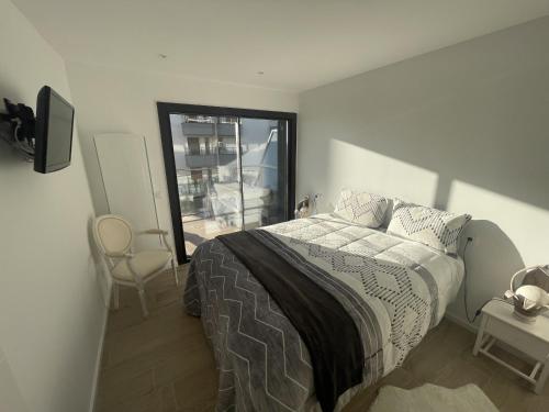 1 dormitorio con 1 cama, TV y ventana en IBR - Rhodes 23 en Rosas