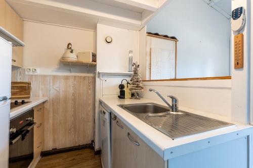uma cozinha com um lavatório e um balcão em Appt plein centre cap-ferret Réf 24 em Lège-Cap-Ferret