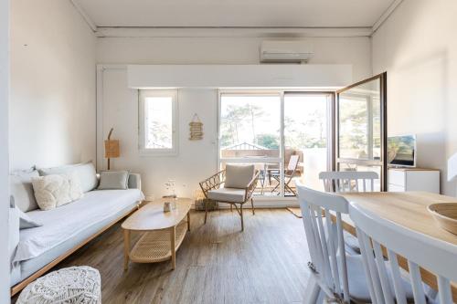 uma sala de estar com um sofá e uma mesa em Appt plein centre cap-ferret Réf 24 em Lège-Cap-Ferret