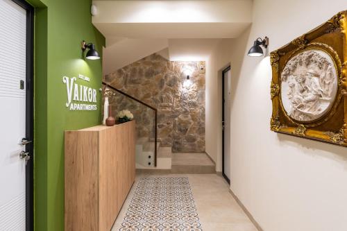 Un certificado, premio, letrero u otro documento en Center Old City VAIKOR