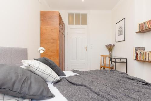 a bedroom with a bed with gray and white pillows at Warsaw Pruszków Park View Comfortable Apartments by Noclegi Renters in Pruszków