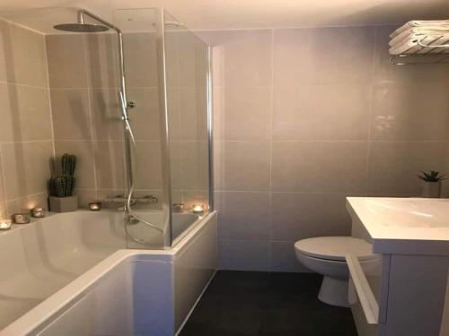 ein Badezimmer mit einer Badewanne, einem WC und einem Waschbecken in der Unterkunft Morvan La Pastourelle in Quarré-les-Tombes