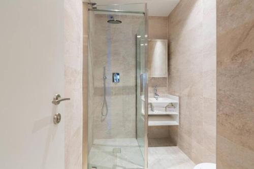 La salle de bains est pourvue d'une douche avec une porte en verre. dans l'établissement Quiet and Peaceful House near Marble Arch, à Londres
