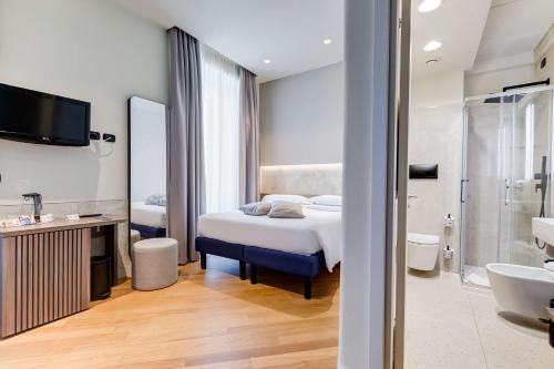 una camera d'albergo con letto e bagno di Best Western Hotel Plaza a Napoli