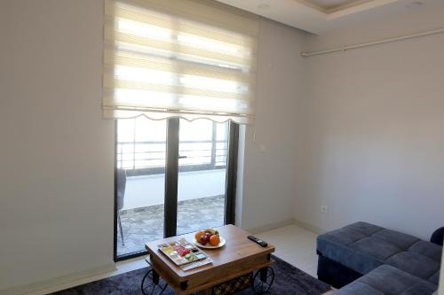 ein Wohnzimmer mit einem Sofa und einem Tisch in der Unterkunft Kaya city rezidans in Nevşehir