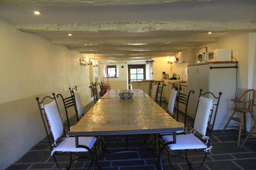 a dining room with a long table and chairs at Gîte écologique 14 pers. à Taverneux - Houffalize in Houffalize