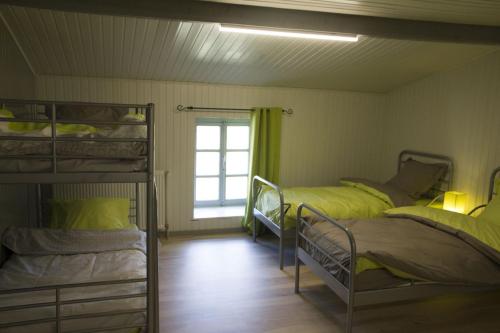 a room with two bunk beds and a window at Gîte écologique 14 pers. à Taverneux - Houffalize in Houffalize
