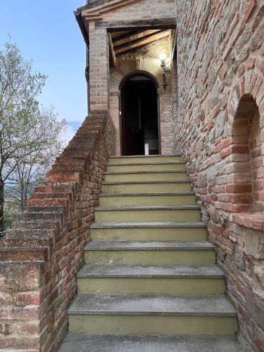 un conjunto de escaleras que conducen a un edificio de ladrillo en Castelvecchio 160, en Sarnano