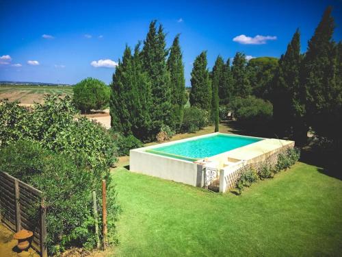 - une vue sur la piscine dans la cour dans l'établissement Mas de charme en pleine Camargue, à Saint-Gilles