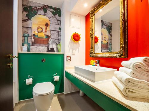 een badkamer met een wit toilet en een wastafel bij LEGOLAND(R) Windsor Resort in Windsor