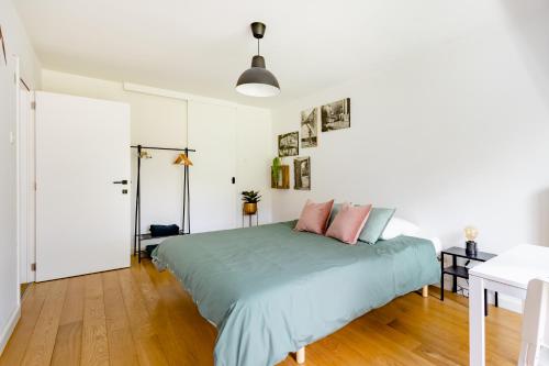 a bedroom with a large bed with pink pillows at The Hadewijch - room nearby centre Bruges in Bruges