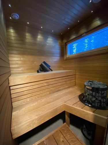 a small sauna in a boat with a window at Villa Luokka, Iso-Syöte in Syöte