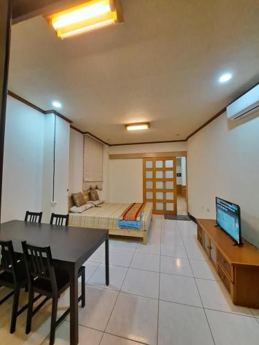 Nan-k'eng的住宿－南田旅宿，配有一张床和一张桌子及椅子的房间