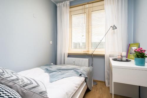 - une chambre avec un lit et une fenêtre dans l'établissement Elite Apartments Ergo Arena, à Gdańsk