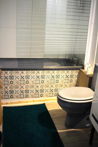 une salle de bain avec toilettes et baignoire dans l'établissement Ici c'est Cosy - Centre, à Toulouse