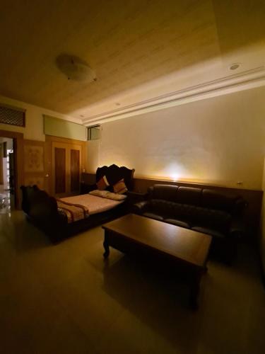 un soggiorno con divano e letto di 南田旅宿 a Nan-k'eng