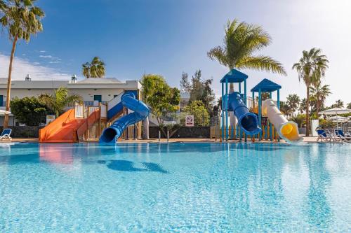 een zwembad met een glijbaan in een resort bij THB Tropical Island in Playa Blanca