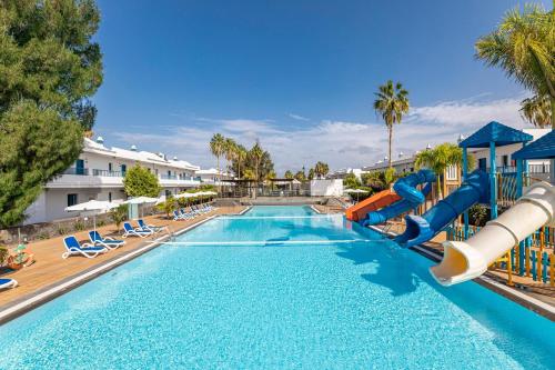 une grande piscine avec un toboggan dans l'établissement THB Tropical Island, à Playa Blanca