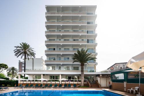 un hotel con piscina frente a un edificio en THB Niagara, en Playa de Palma