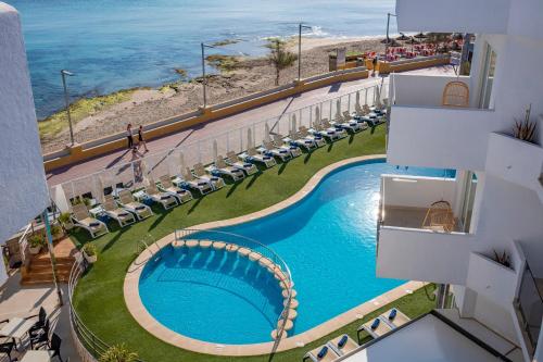 Una vista aérea de un hotel con piscina y el océano. en Hotel THB Gran Bahía, en Can Picafort