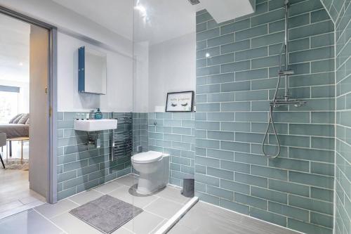 a bathroom with a toilet and a sink at 5WJB - Spacious 1 Bed Flat in London in London