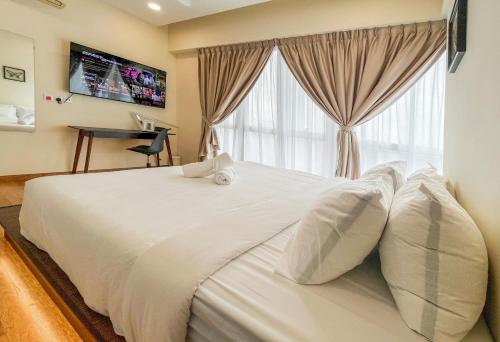 um quarto com uma grande cama branca e uma janela em KidsVille Slide Family Oasis JB Medini Legoland Malaysia em Nusajaya