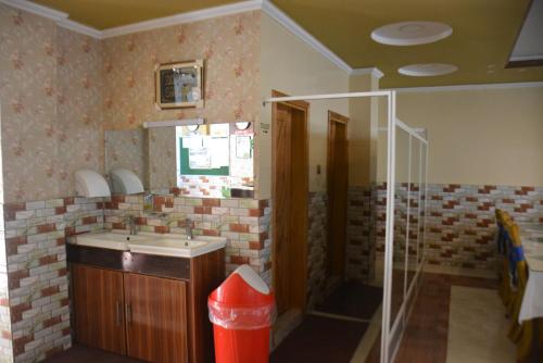 eine Küche mit einem Waschbecken und einem Spiegel in der Unterkunft PC Green Hotel, Mahandri, Kaghan in Mingora