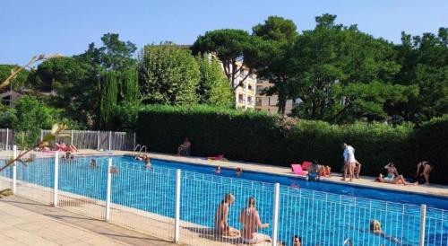 um grupo de pessoas numa piscina em Appartement Cocooning em Fréjus