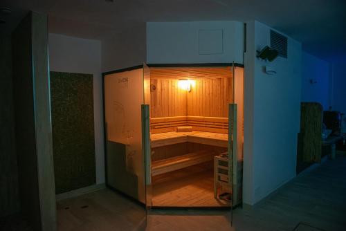 a room with a sauna with a light in it at ARTEMIDE "Fiore Club" B&B SUITE SPA in Giffoni Valle Piana