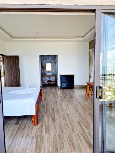 Postel nebo postele na pokoji v ubytování Butterfly Rose Beach Resort Phú Quốc Francophone