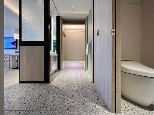 A bathroom at Boutech JianTan Hotel