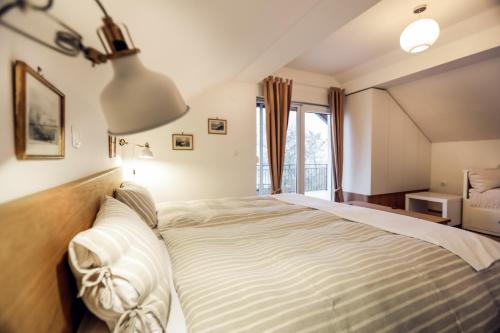 sypialnia z dużym łóżkiem i oknem w obiekcie Rural House Veranda w mieście Šarengrad