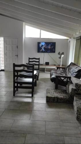 マル・デル・プラタにあるCasa en Playas del Surのリビングルーム(ベンチ3台、テレビ付)