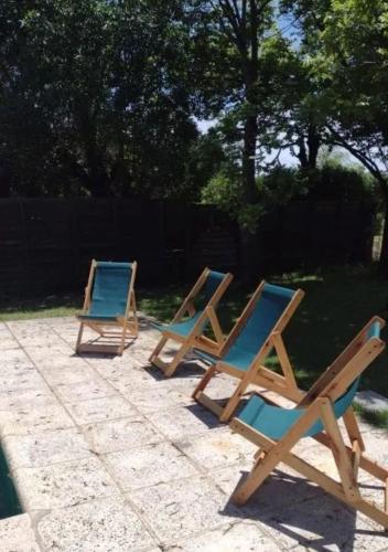 2 sillas de madera sentadas en un patio en Casa en Playas del Sur en Mar del Plata