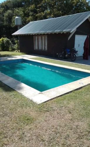 una piscina frente a una casa en Casa en Playas del Sur en Mar del Plata