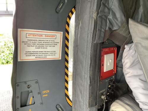 Haelarcher Helicopter Glamping في هيلستون: وجود حقيبة سفر مع وضع علامة الحذر عليها