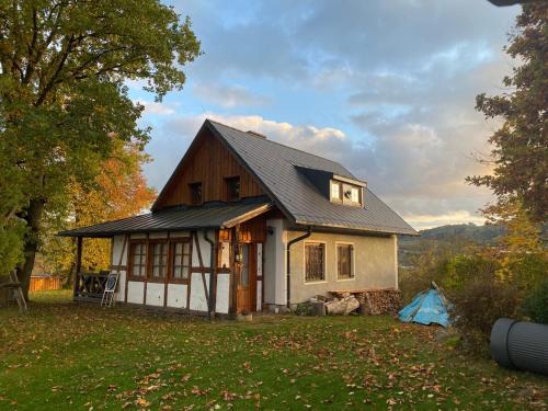 una pequeña casa con techo negro en HolidayHome Sauna Kyselka, en Šemnice