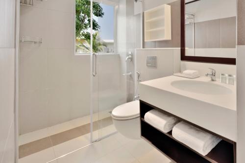 uma casa de banho com um WC, um lavatório e um chuveiro em Four Points by Sheraton Mahabalipuram Resort & Convention Center em Mahabalipuram
