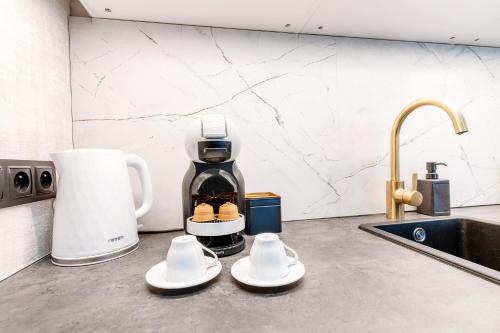 a coffee maker sitting on top of a kitchen counter at Apartament UKIEL PARK 39 przy Plaży Miejskiej - klimatyzacja,free parking,FV in Olsztyn