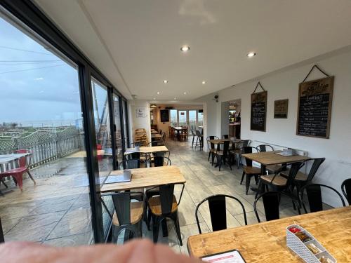 Un restaurante o sitio para comer en The Waves B&B