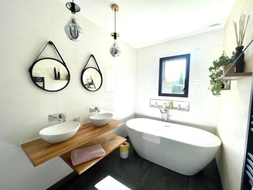 Phòng tắm tại Villa moderne avec piscine à 10 min d'Aix-en-Provence