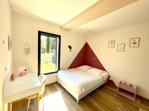 Giường trong phòng chung tại Villa moderne avec piscine à 10 min d'Aix-en-Provence