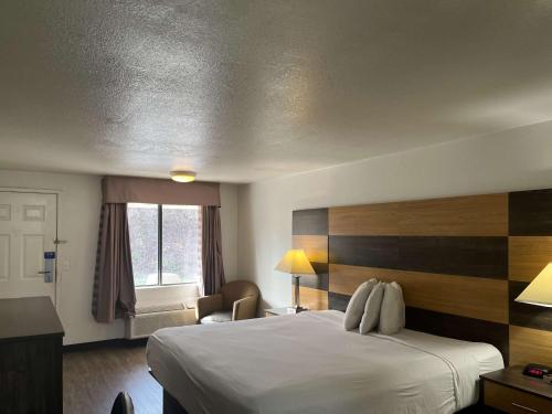 Habitación de hotel con cama y ventana en Motel 6 Cross Lanes, WV Goff Mountain Rd, en Cross Lanes