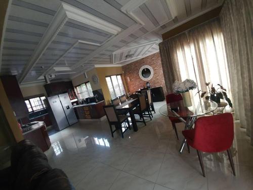 een grote woonkamer met een tafel en stoelen bij Dumi Place in Mataffin